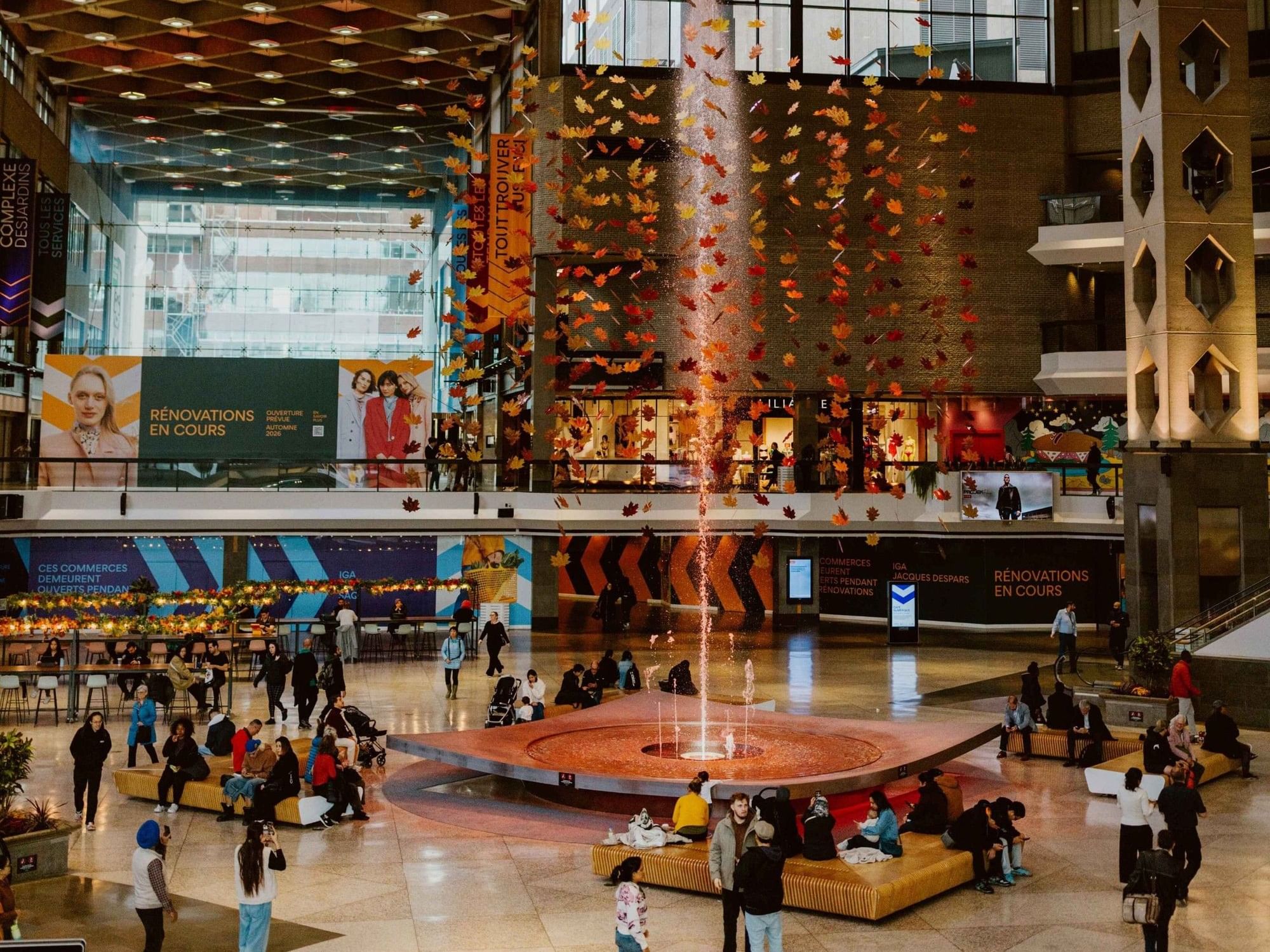 Fontaine dans le hall du Complexe Desjardins avec de nombreux visiteurs