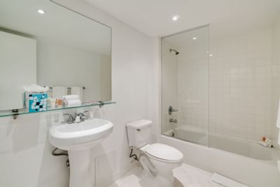 Interior del baño en la habitación Queen estándar en Crest Hotel