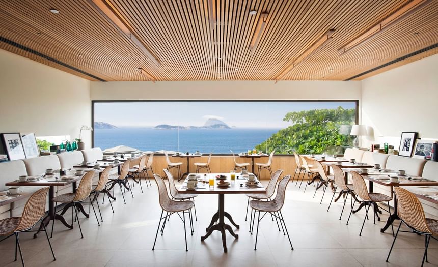 Restaurante do Janeiro Hotel com mesas de frente para o mar, um dos lugares para tomar café da manhã no Rio de Janeiro