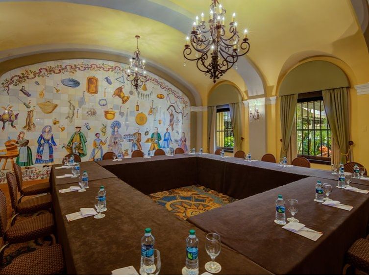 Square table in Salon Oller at Hotel El Convento