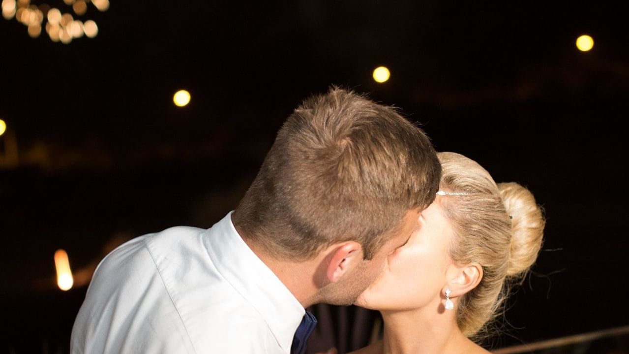 Wedding couple kissing at Pullman Magenta Shores