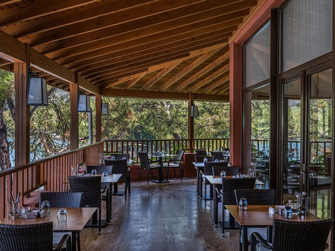 Marmaris'te  düzenlenmiş yemek alanı dışardan görünümü