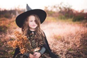 A kid in a witch costume near Rosen Inn Universal
