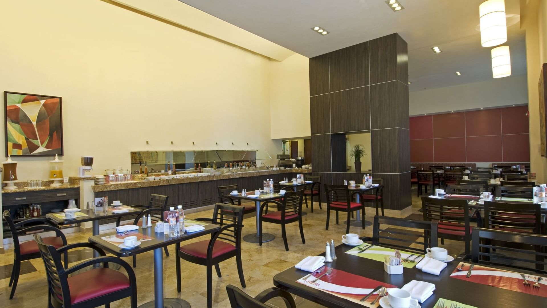 Table set-up in the restaurant at Fiesta Inn Ciudad Obregón