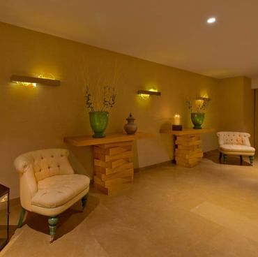 Зона отдыха с удобными креслами в BeFine Spa отеля Titanic Deluxe Lara