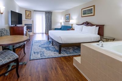 Music Road Resort Inn - Premier King Suite with Views