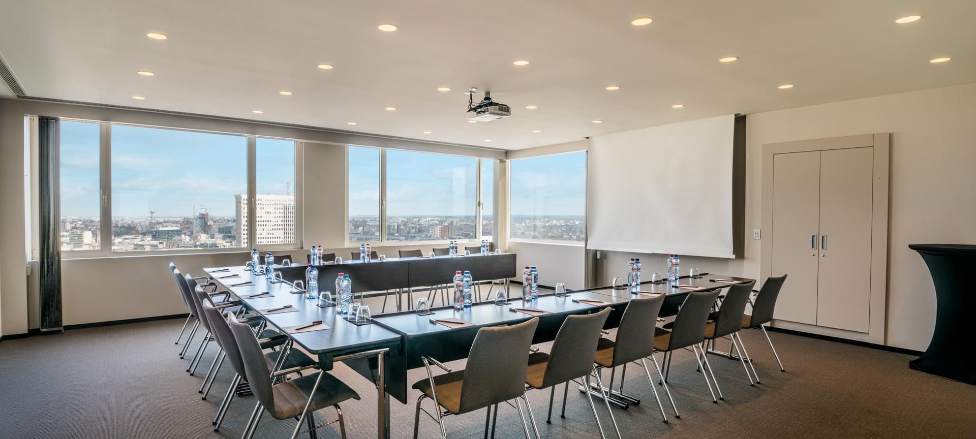 Salle de réunion en forme de U avec éclairage naturel et vue panoramique