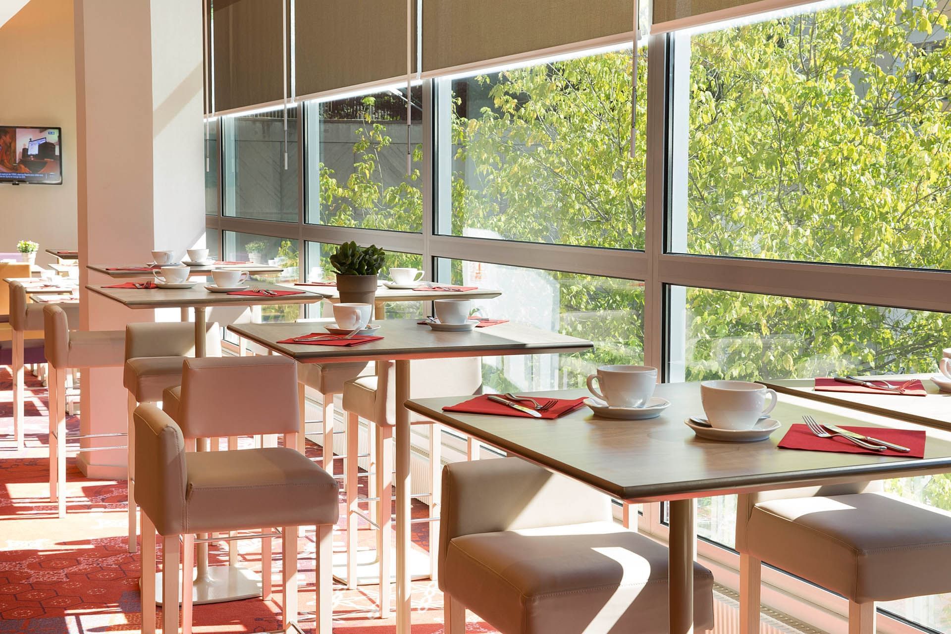 Tables de repas bien arrangées à Oceania Clermont-Ferrand