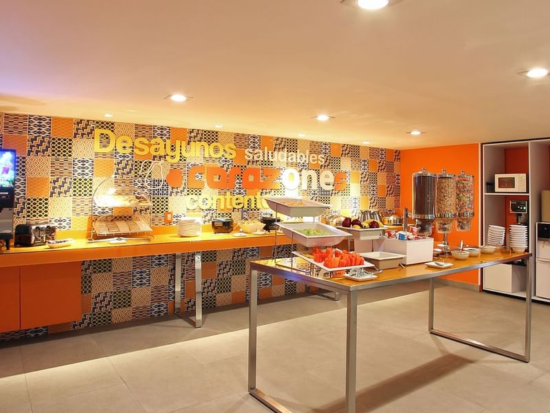Zona buffet en la sala de desayunos de One Hotels