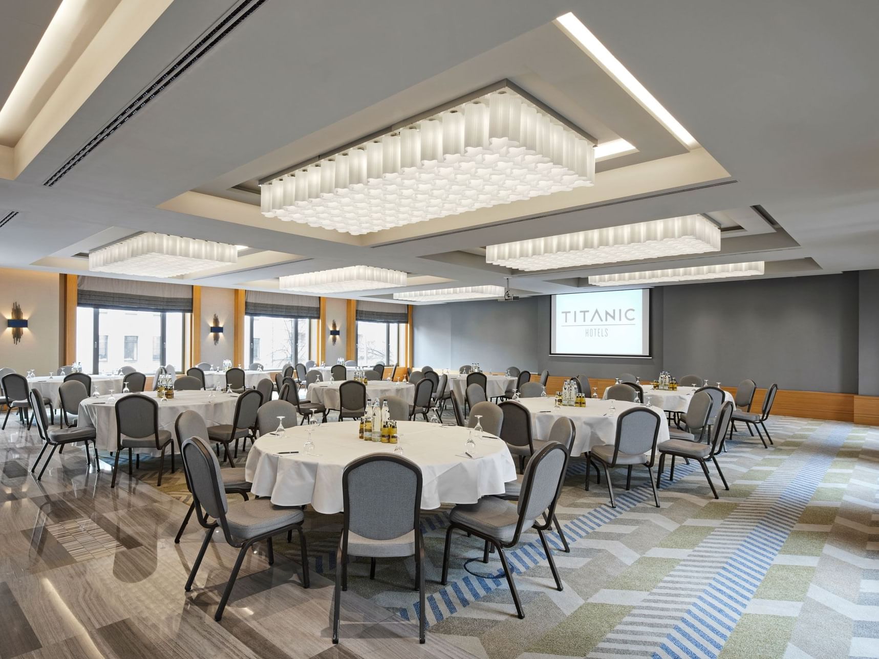 Banketttisch-Anordnung in einem Tagungsraum im Titanic Chaussee Berlin.