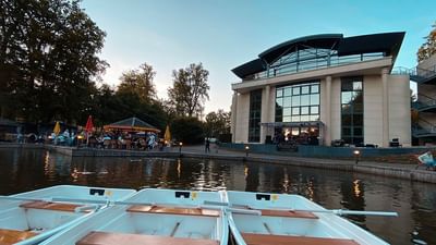 Activité estivale, barque sur le lac du Domaine.