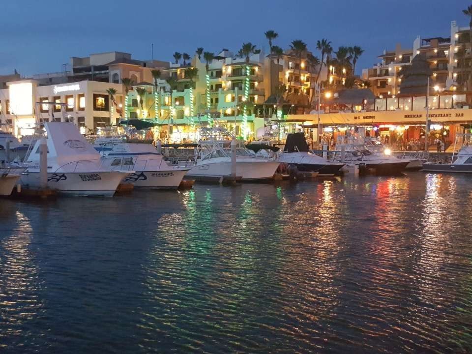 Luxury avenue boutique mall near Cabo Villas Beach Resort