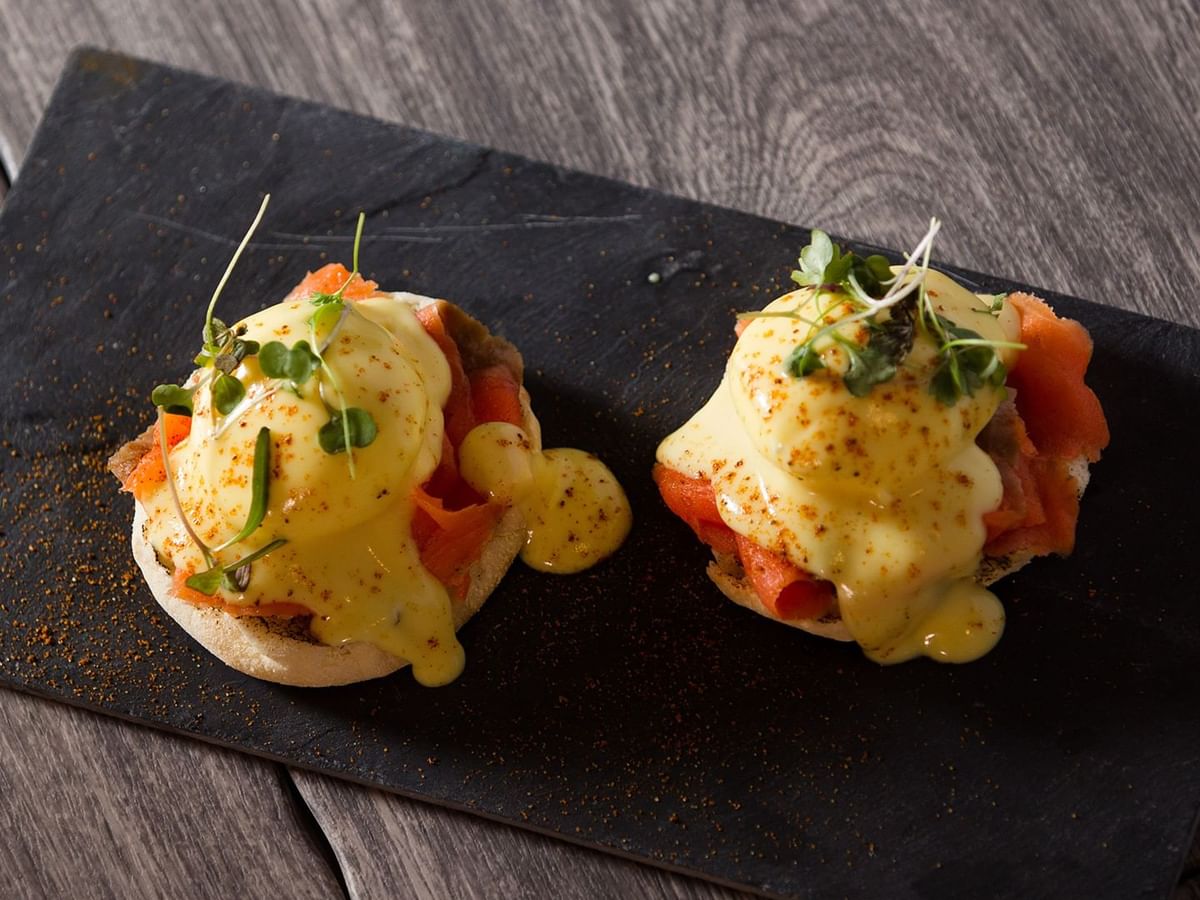Smoked salmon eggs benedict