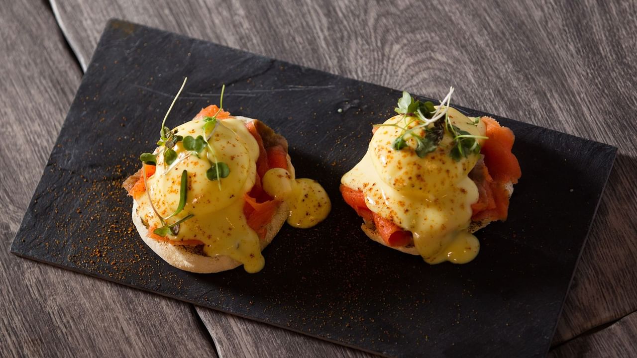 Smoked salmon eggs benedict