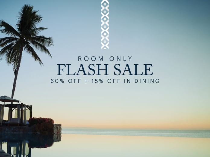 Piscina infinita con palmera y pérgola frente al mar al atardecer con promoción de descuentos en habitaciones y restaurantes