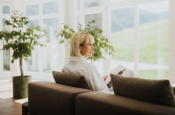 Gast genießt Aussicht von Lobby im IMLAUER Hotel Schloss Pichlarn