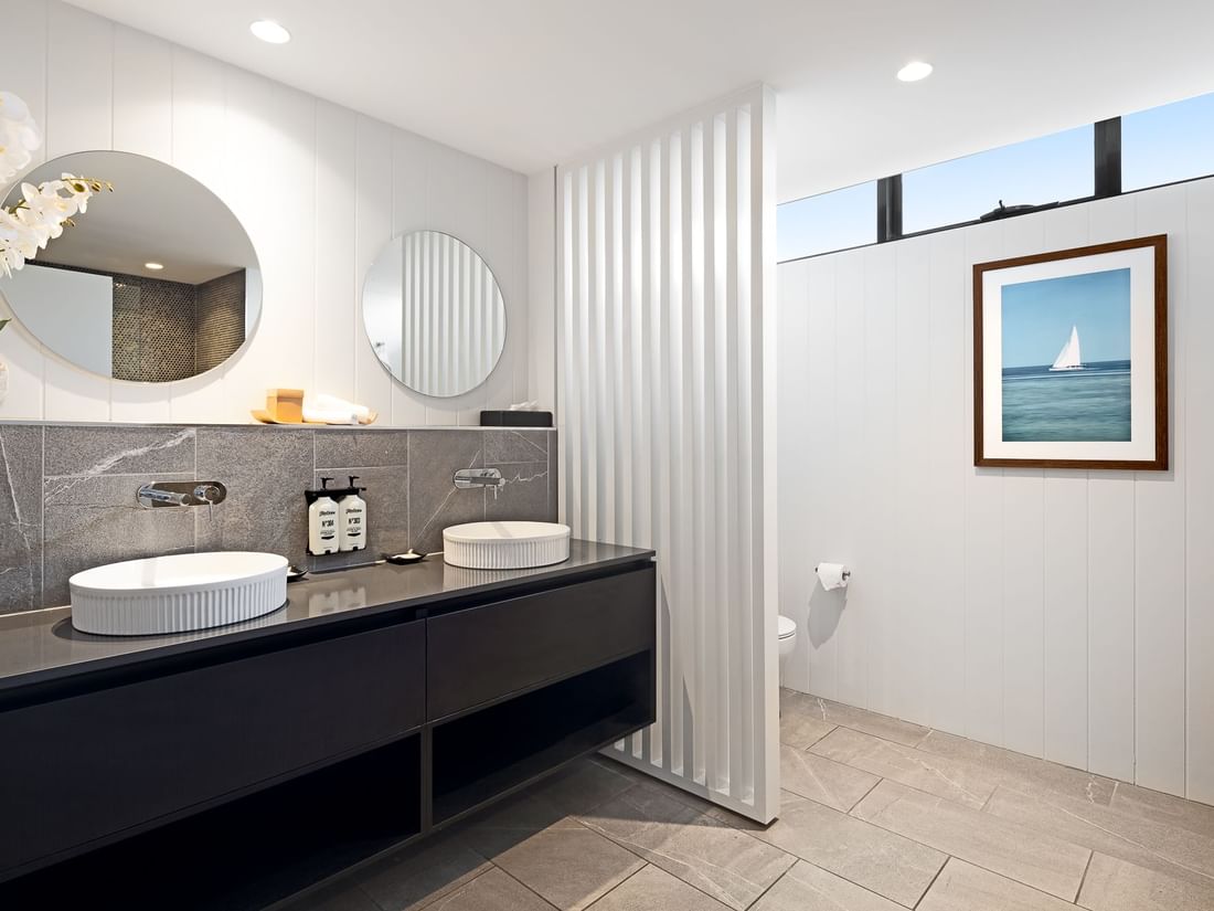 junior suite twin bathroom sinks