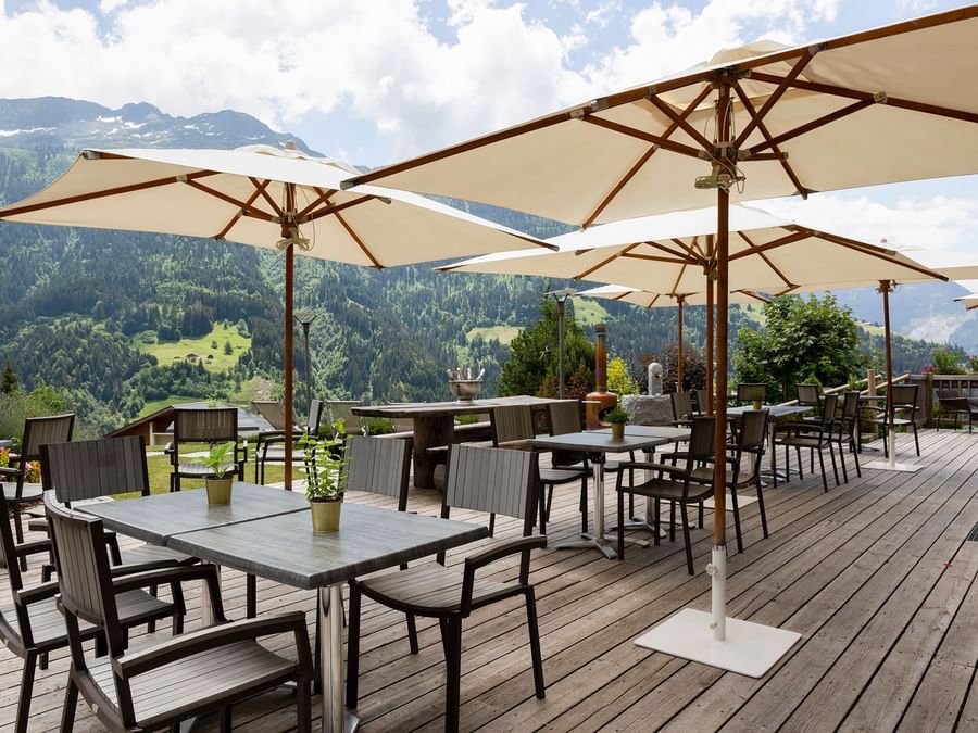 An Outdoor dining area at Chalet-Hotel La Ferme du Chozal