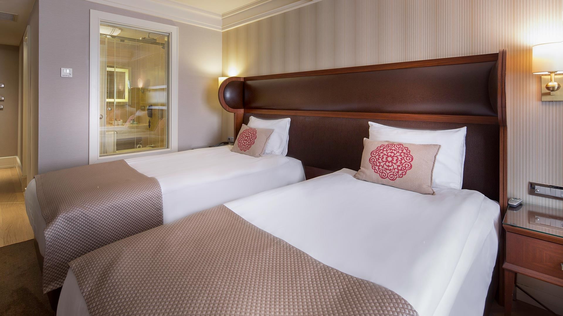 Titanic Comfort Şişli’deki Superior Odası, iki ayrı tek kişilik yatakla donatılmıştır.