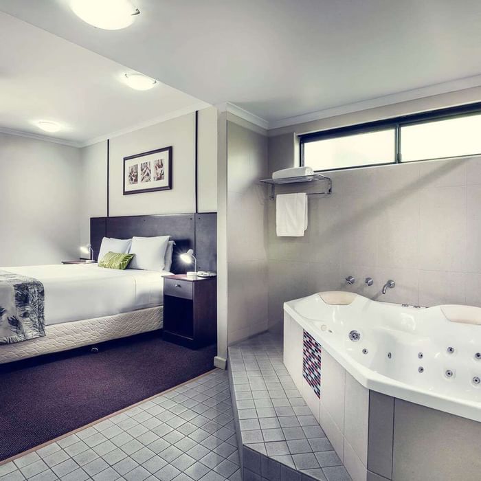 Interior of a room with a jacuzzi at Darwin Airport Hotels