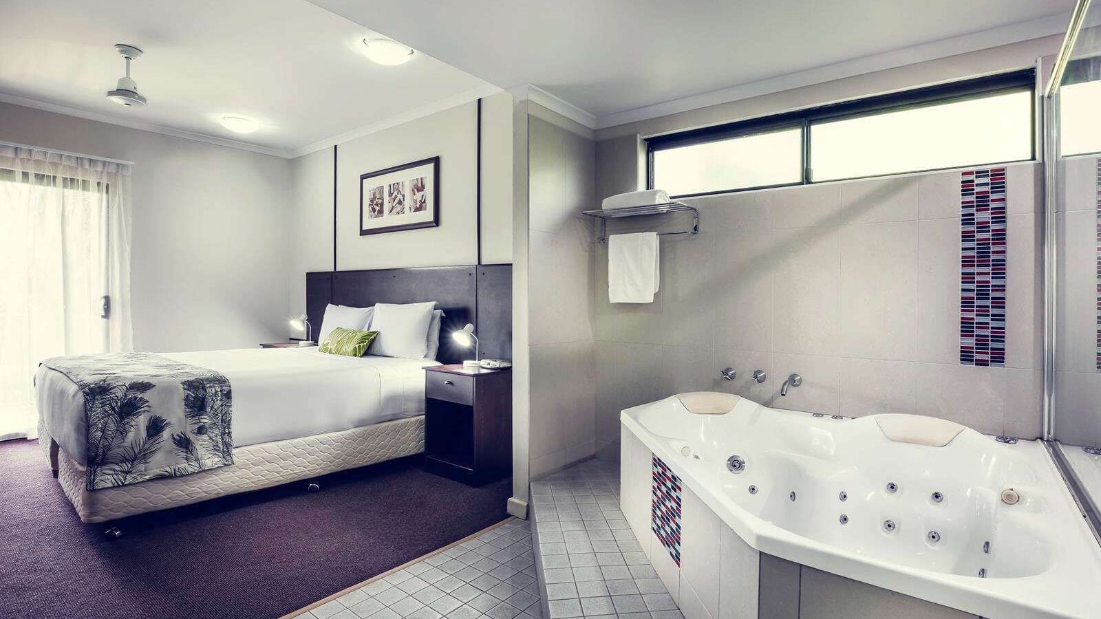 Interior of a room with a jacuzzi at Darwin Airport Hotels