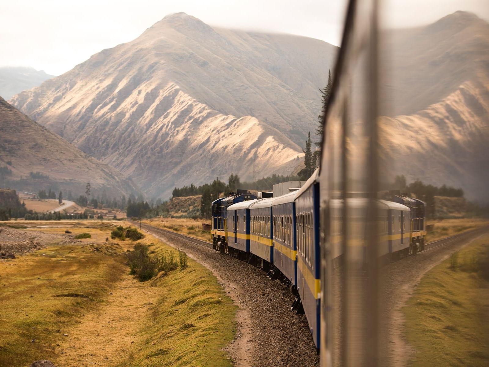 Поезда то. Belmond Andean Explorer (Перу). Belmond Hiram Bingham, Перу. Andean Explorer поезд. Перу-рейл железная дорога.