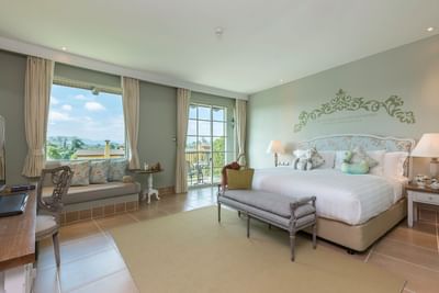 Room of U KHAO YAI with king size bed and work desk at U Hotels