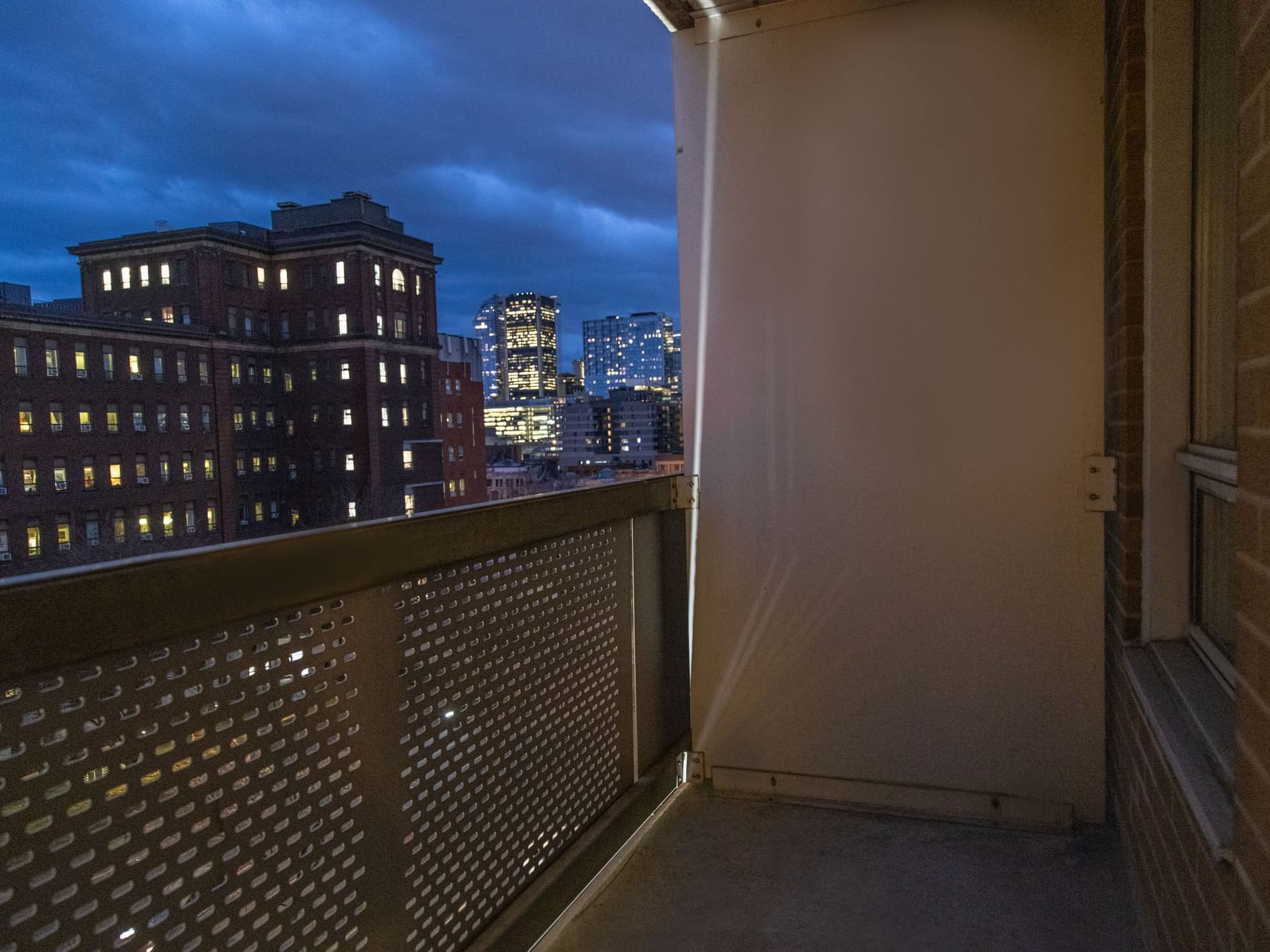 Vue nocturne depuis le balcon d'une suite avec lit Queen à l'Hotel Faubourg Montreal