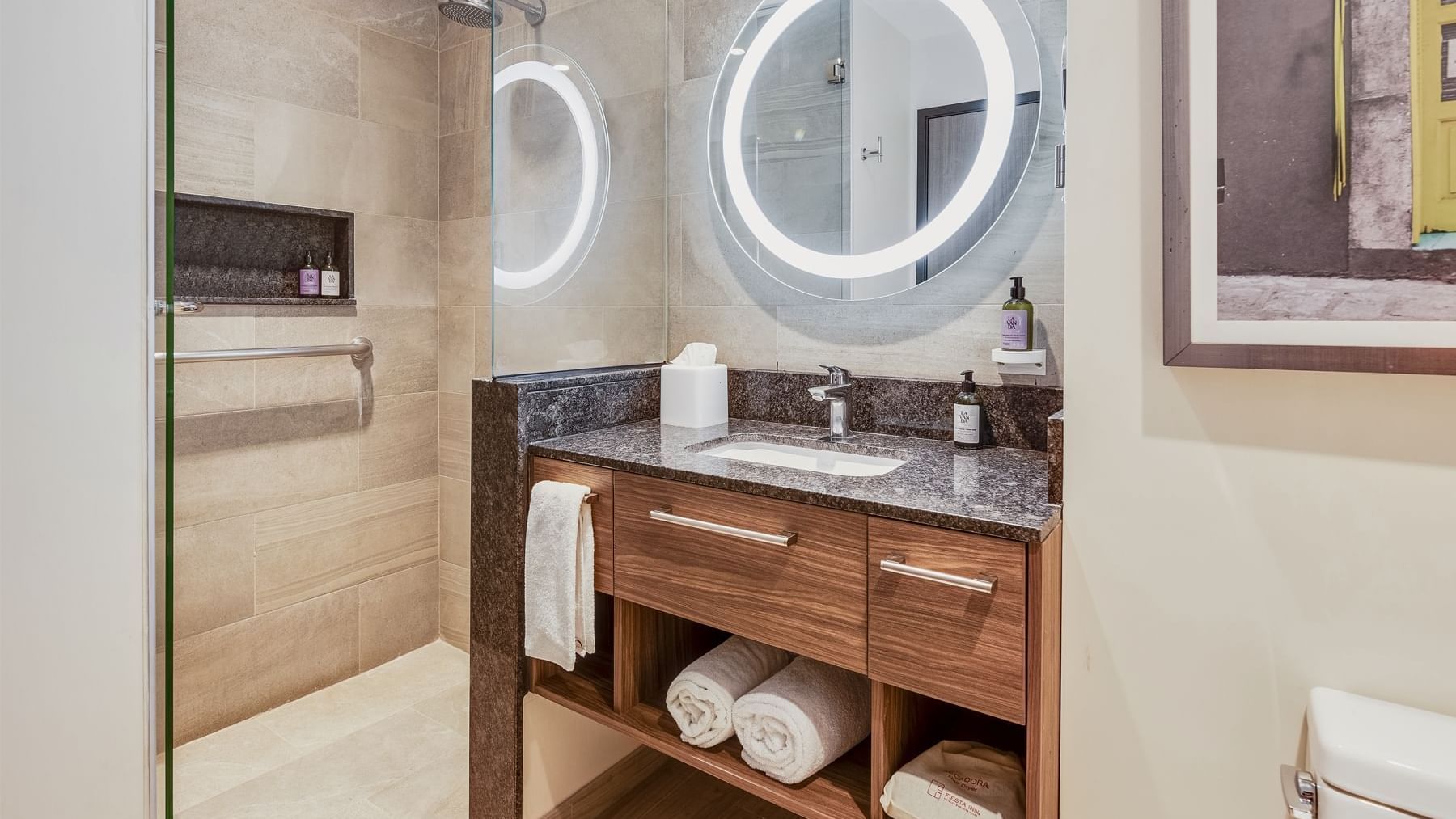 Modern Sink area with a mirror light in Suite Queen at Fiesta Inn Suites Aeropuerto del Bajío Silao