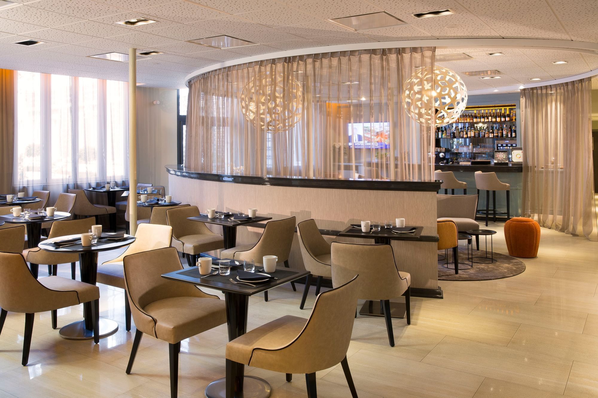 Intérieur du bar à l'Oceania Le Jura Dijon