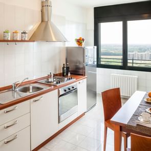 Panoramica della cucina del family flat al Cosmo Hotel Residence