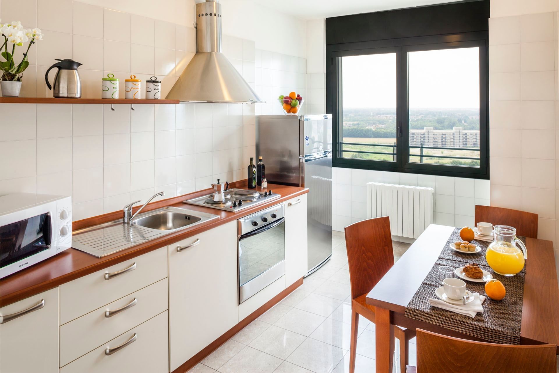 Panoramica della cucina del family flat al Cosmo Hotel Residence