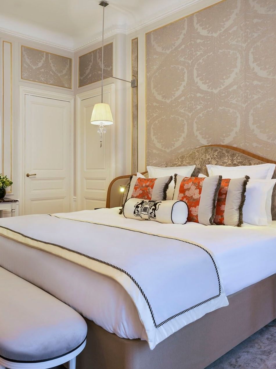 La chambre de la suite « Duke of Westminster », élégamment décorée, à l'Hôtel Westminster Paris.