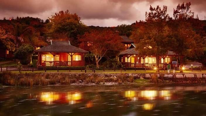 Exterior view of two Chalets at Knysna River Club by the lake
