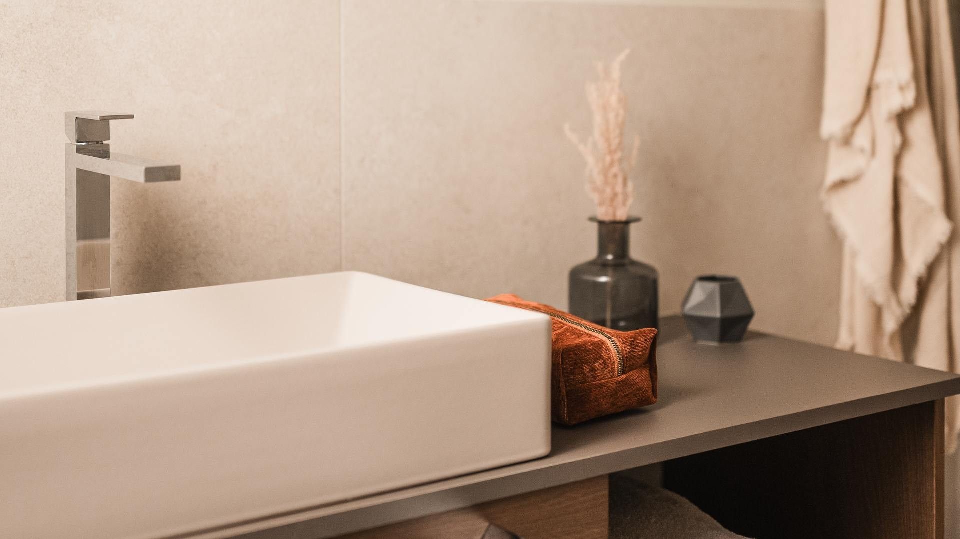 Waschbecken mit stilvollen Details in der Premium Suite Bergliebe am Falkensteiner Hotel Antholz.