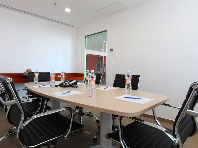 Una mesa de conferencias en una Sala de Reuniones de One Hotels