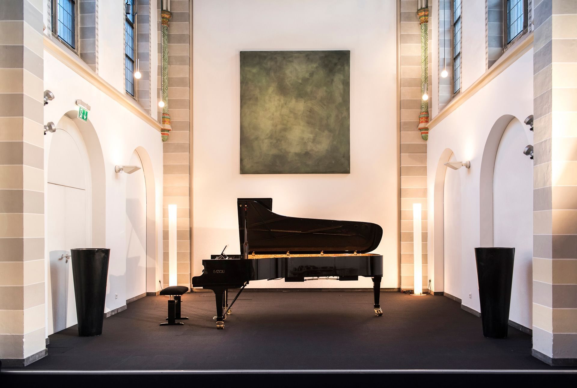Piano in alter Kircher im Hotel Collegium Leoninum, Bonn