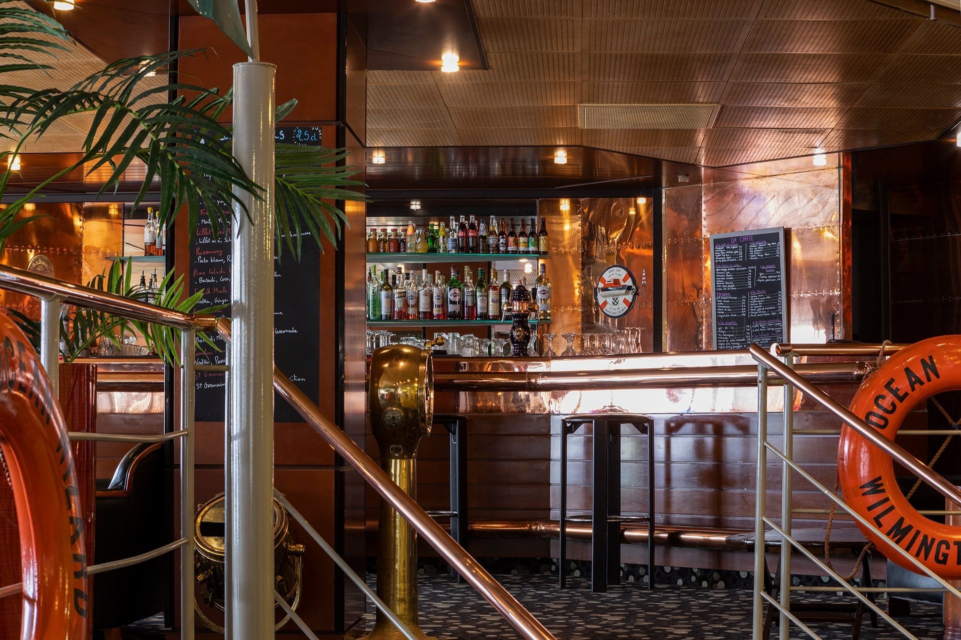 Intérieur du bar avec comptoir à Oceania Brest Centre