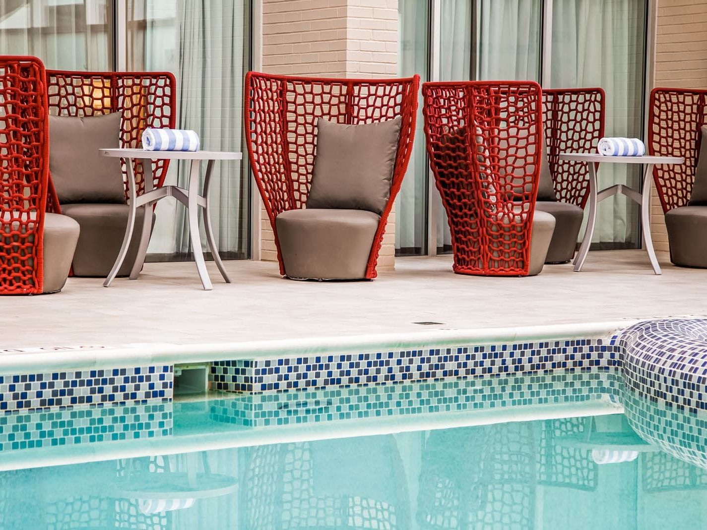 Lounges in the pool area at Kingsley Bloomfield Hills 