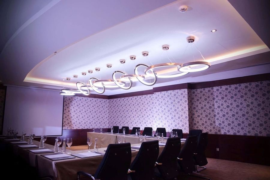 Diamond 1 features a U-shaped table configuration with black ergonomic chairs at Warwick Al Khobar