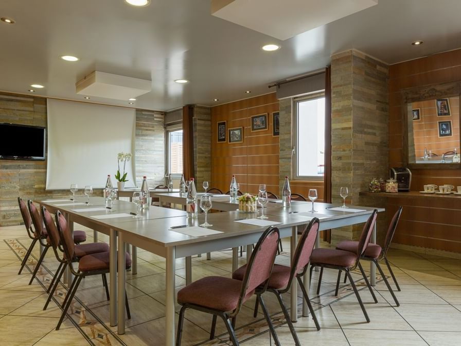 Table arrangement in Seminar Room at The Originals Hotels