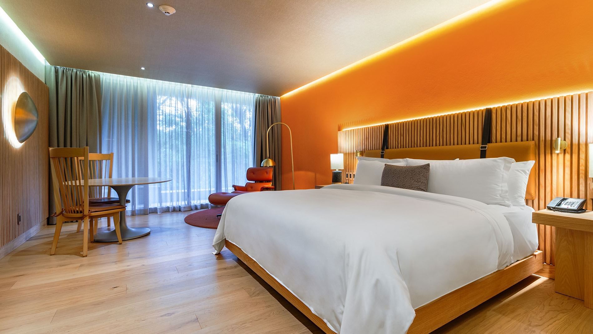 Habitación King Superior Camino Real Club con vista al jardín, silla moderna y cama de madera en Camino Real Polanco México