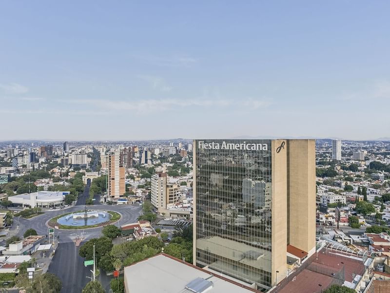 Vista exterior de la fachada de Fiesta Americana con un letrero en la azotea