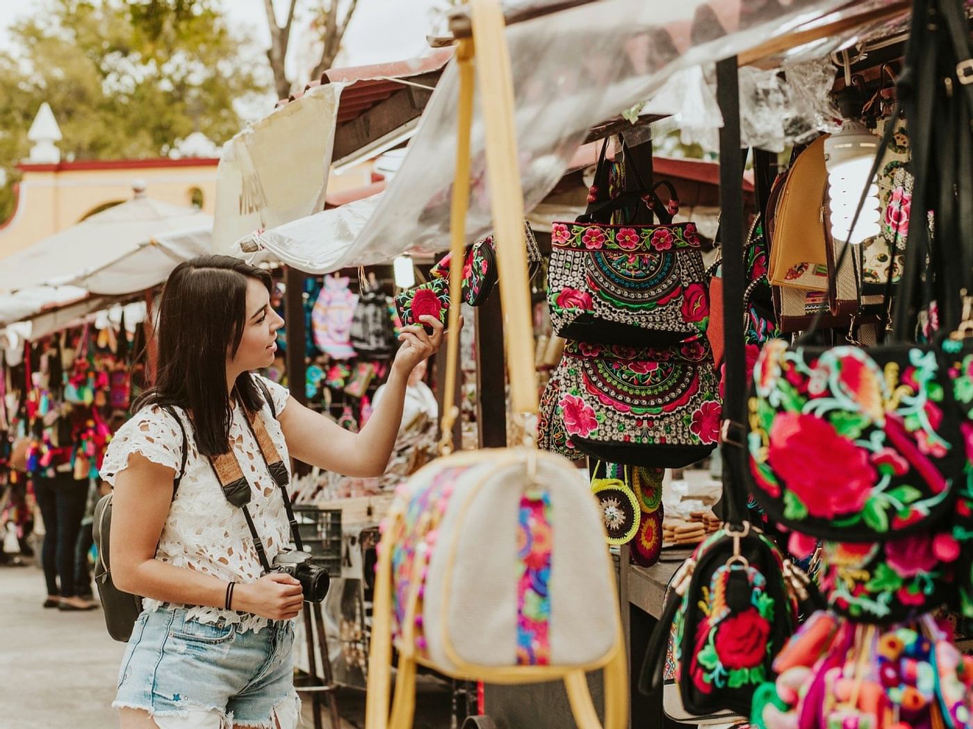 Mujer en el mercado artesanal de Río Cuale cerca de Grand Fiesta Americana