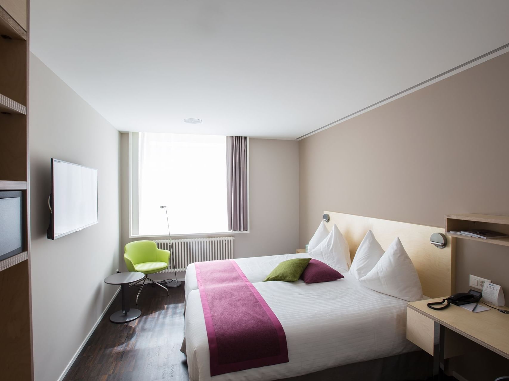 Bed with a TV, locker in Twin double room at Best Western Hotel Spirgarten​​