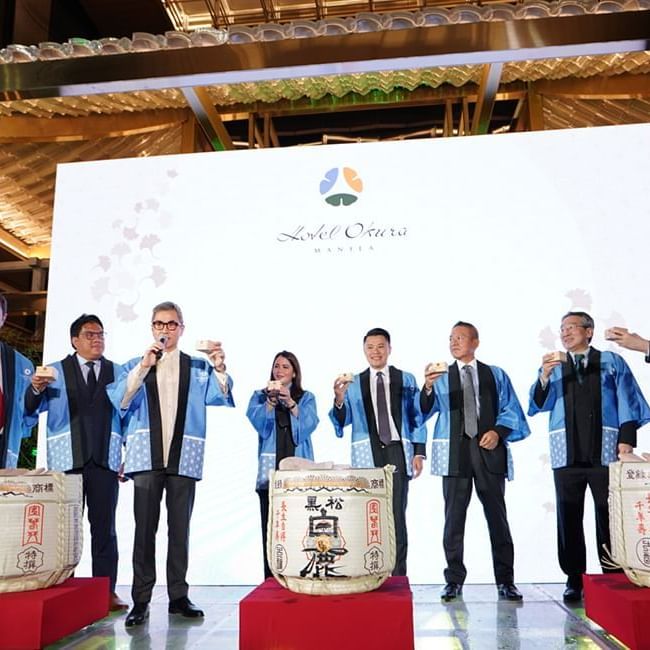 Distinguished guests stepped forward for the Kagami biraki, the auspicious breaking of the sake barrel. 