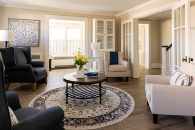 Living area with plush seating & wooden floor in Robins House with welcoming accommodation in Yarmouth at Rodd Grand Yarmouth