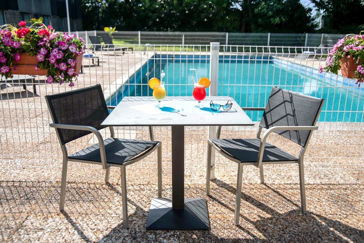 Arrangement de table à manger près de la piscine extérieure à Oceania Quimper