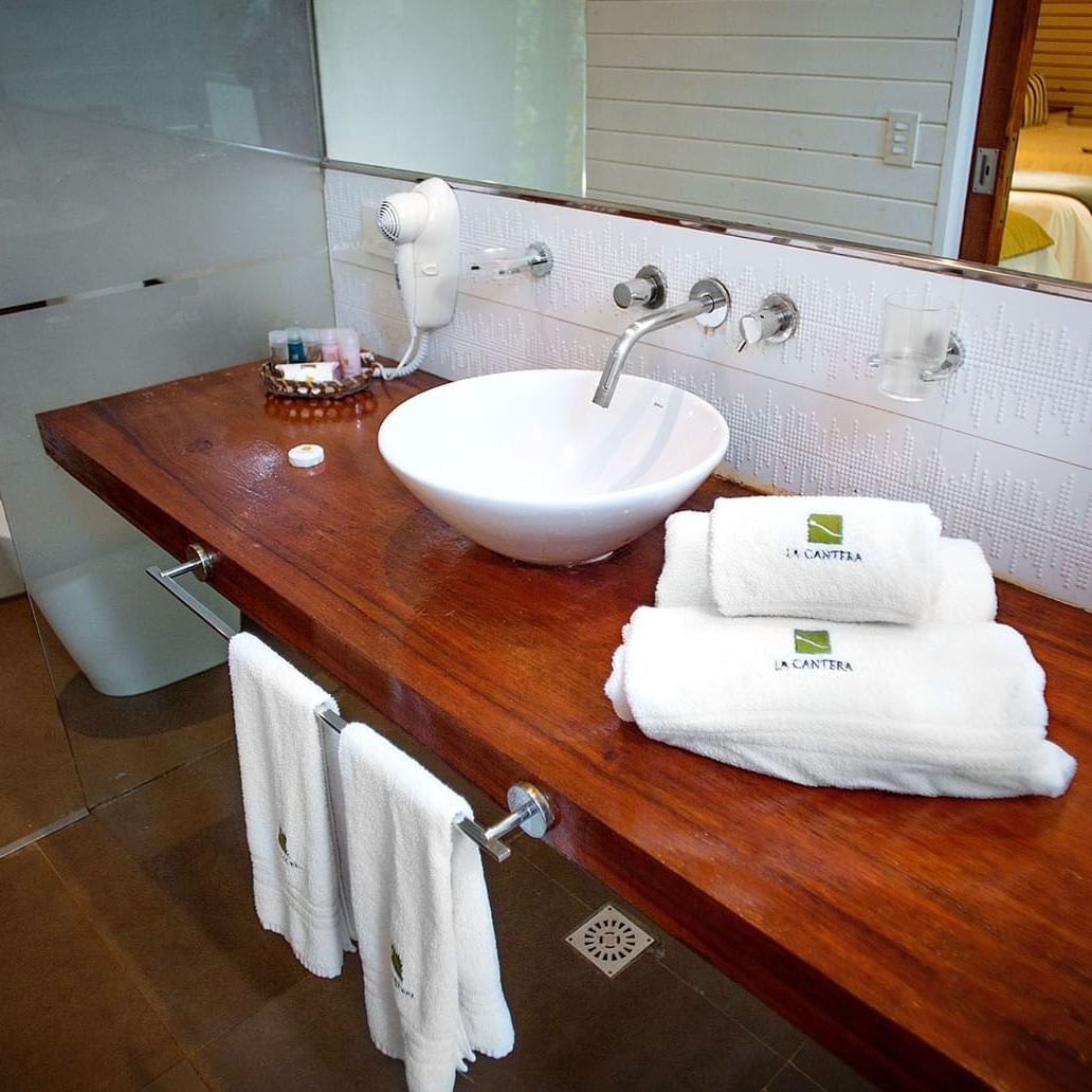 Bathroom vanity of a room at La Cantera Lodge De Selva