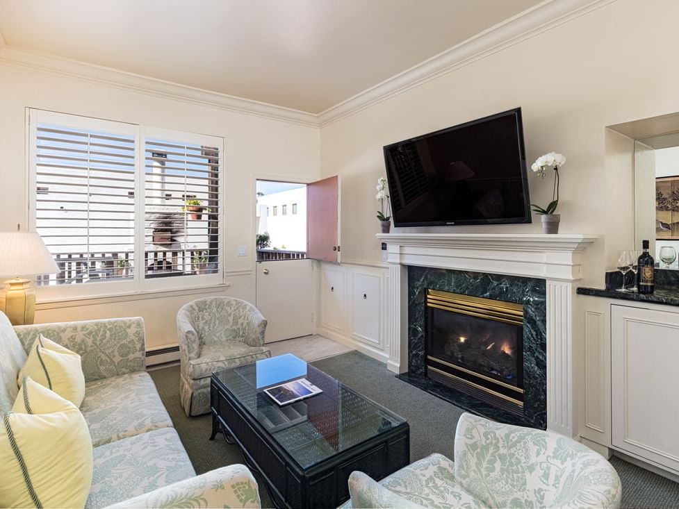 Double Queen Suite living room with sofa and TV at Tally Ho Inn